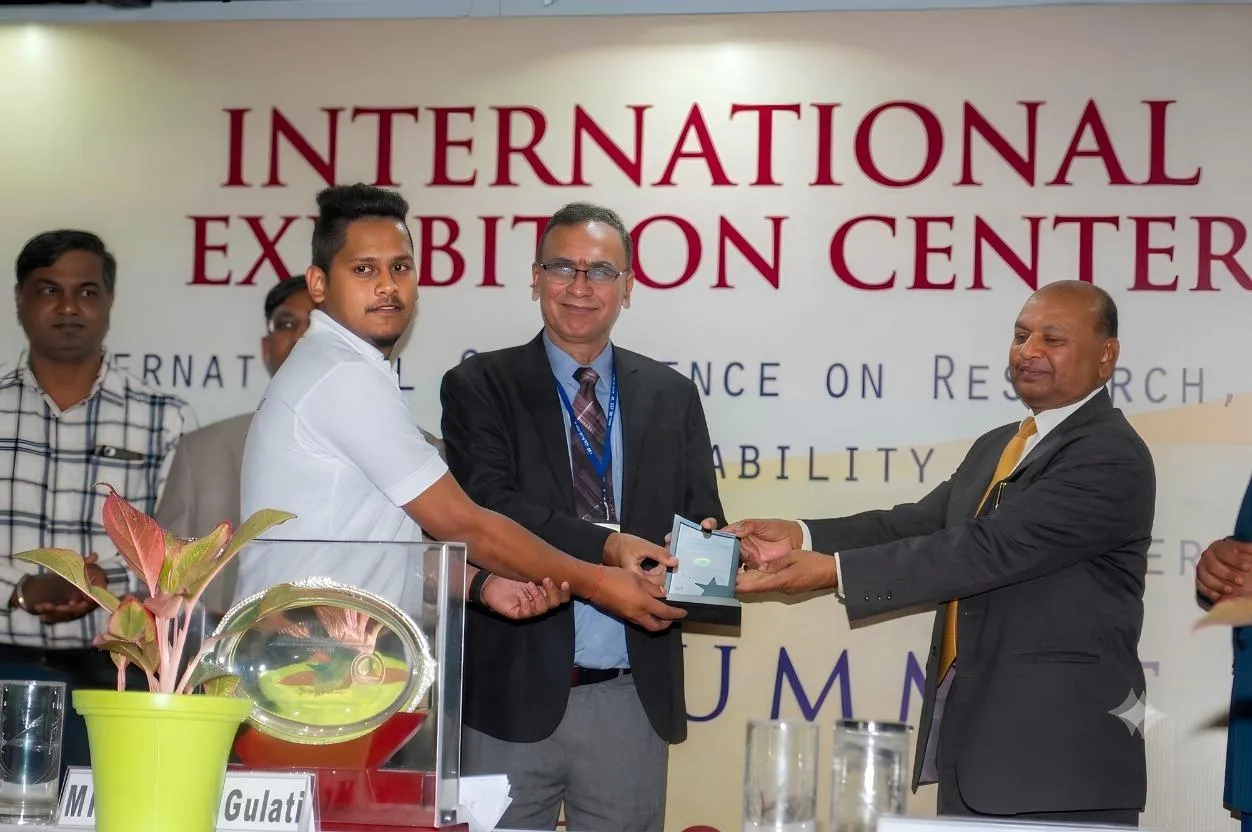 Abhijit Das receiving the Best Project award for Hydrogen Motorcycle Design from PCRA Director Naveen Gulati at Technical Summit 2017